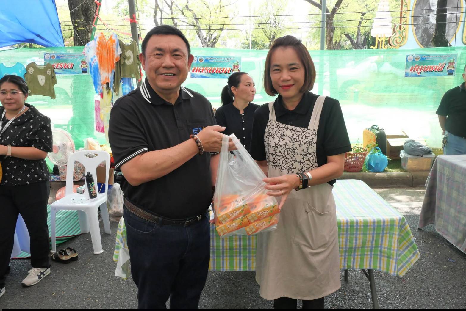 title - เลขาธิการ ส.ป.ก. เยี่ยมทักทายเกษตรกรและซื้อสินค้าในบรรยากาศวันสุดท้ายของการออกร้านขายสินค้า จากเขตปฏิรูปที่ดิน ส่งท้ายงานครบรอบ 51 ปี ส.ป.ก. ณ สำนักงานการปฏิรูปที่ดินเพื่อเกษตรกรรม